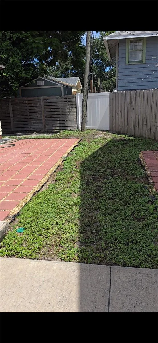 Joined Courtyard with Back Apartment