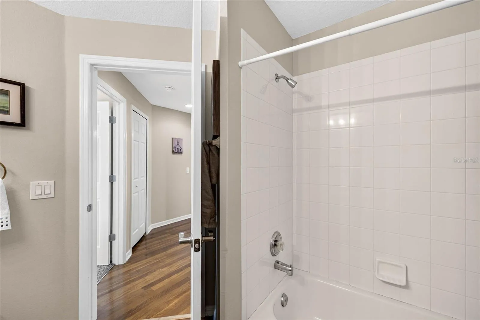 MAIN BATHROOM TUB SHOWER COMBO