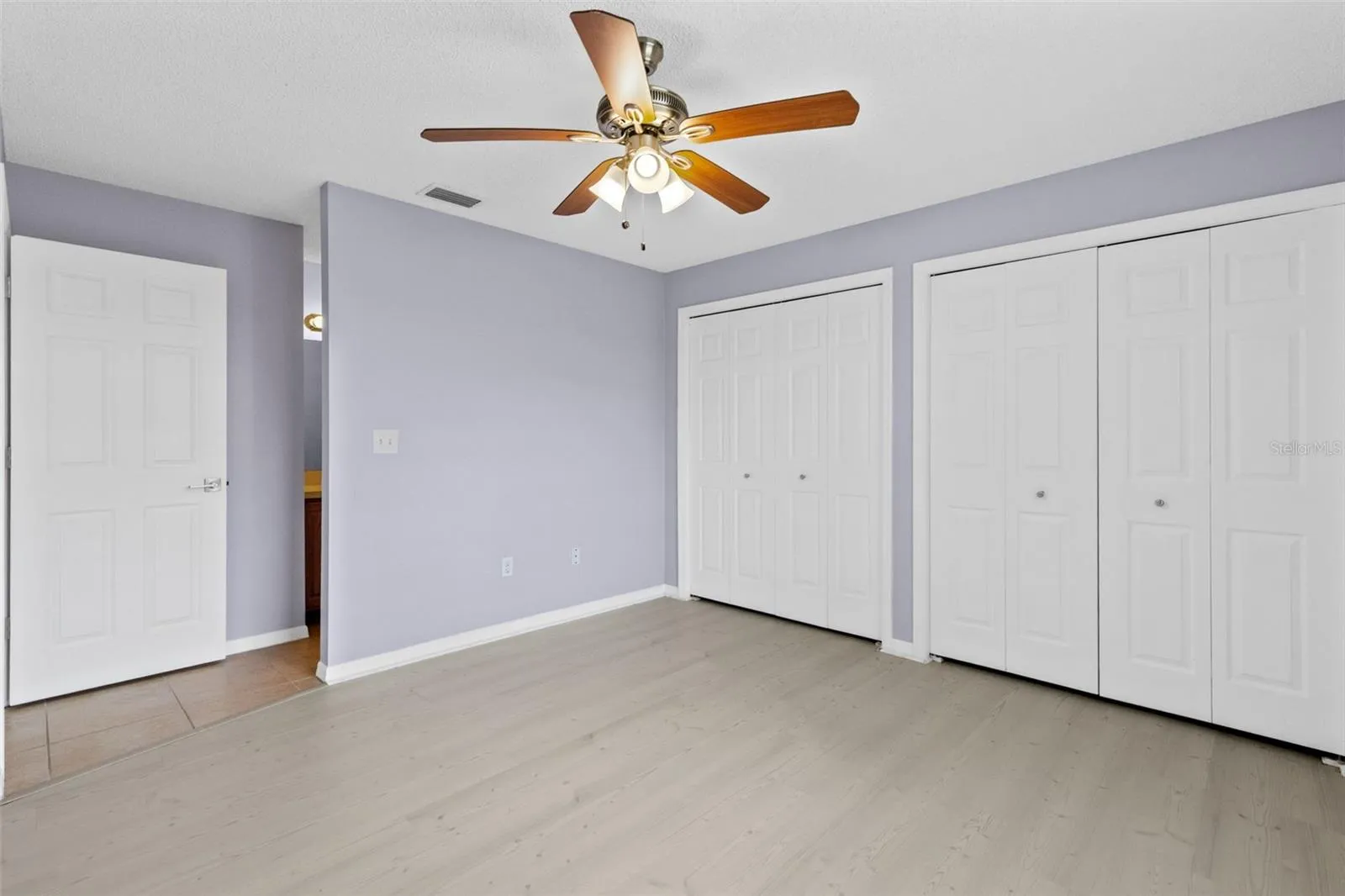 Primary Bedroom w/ en-suite bathroom
