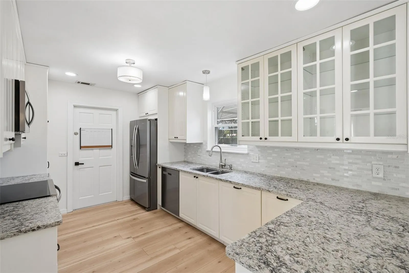 Granite Counter Tops &amp; Plenty Of Storage