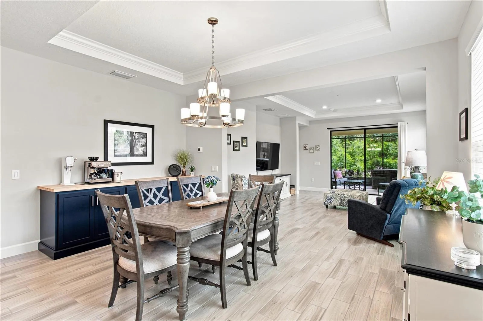 TRAY CEILING IN DINING ROOM