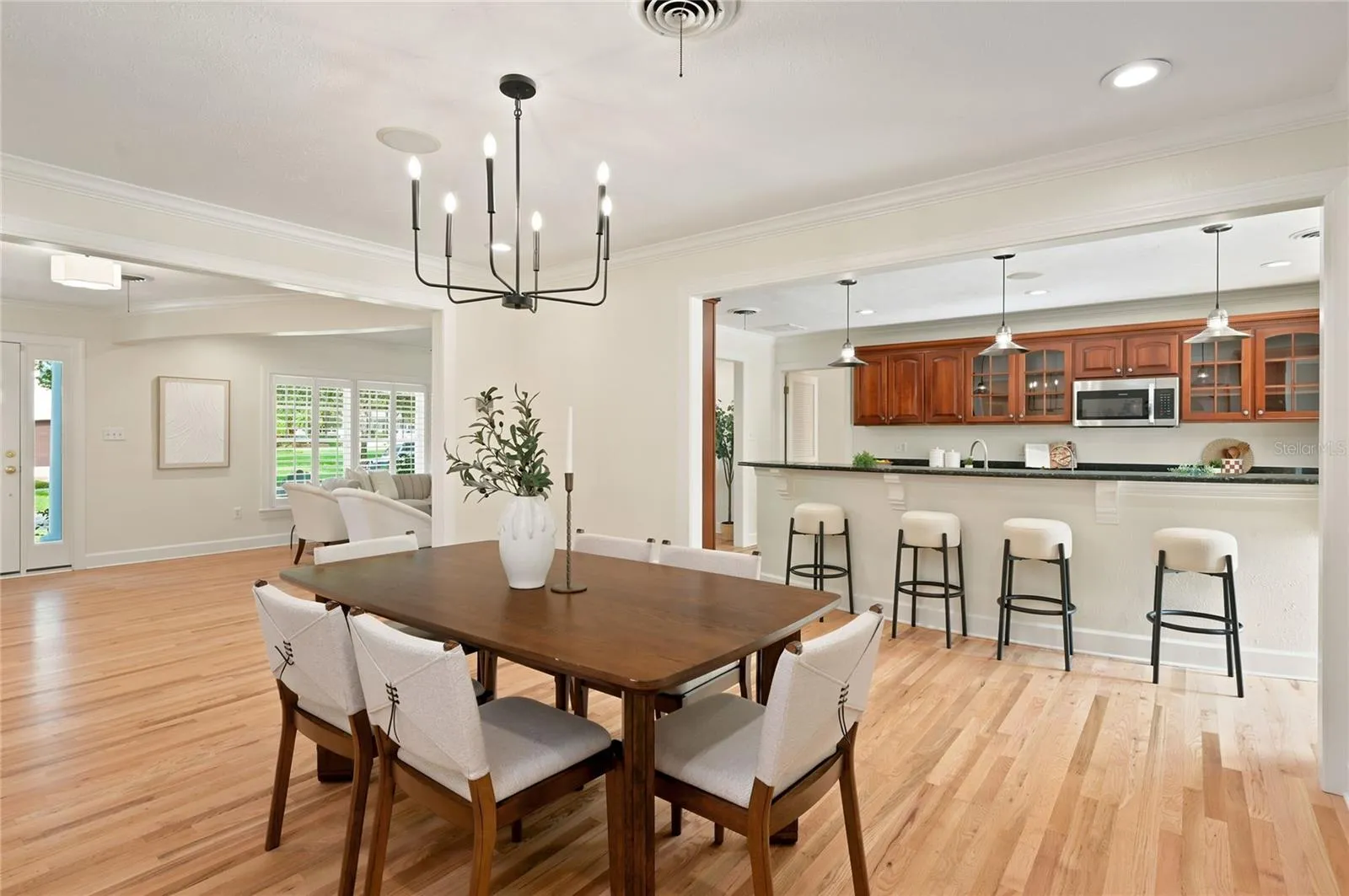 Dining to Kitchen