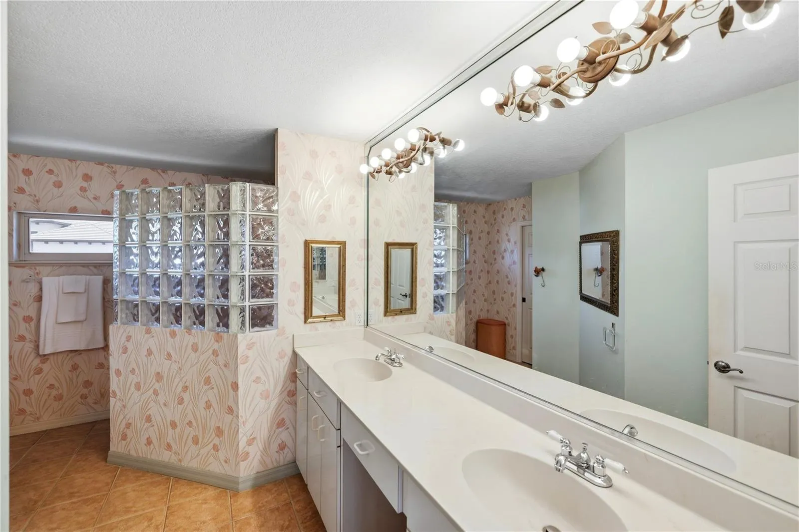 Primary en suite bathroom