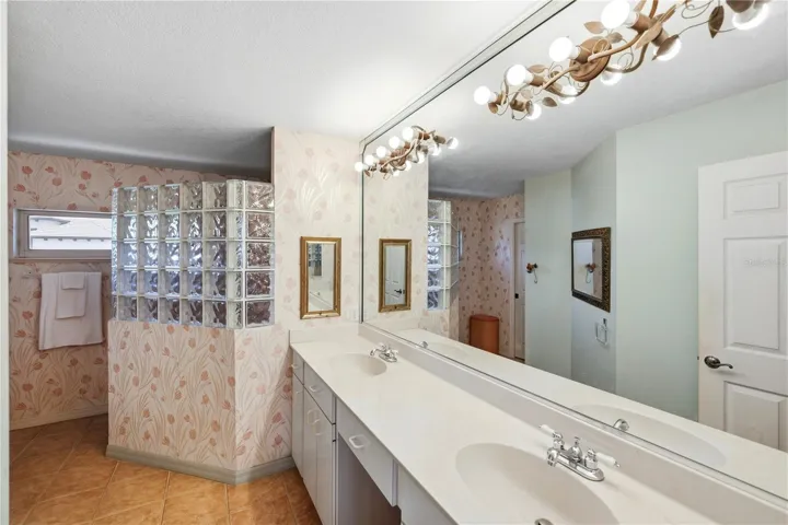 Primary en suite bathroom