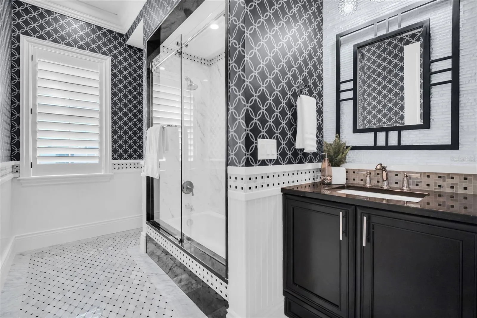 Lounge full bath
