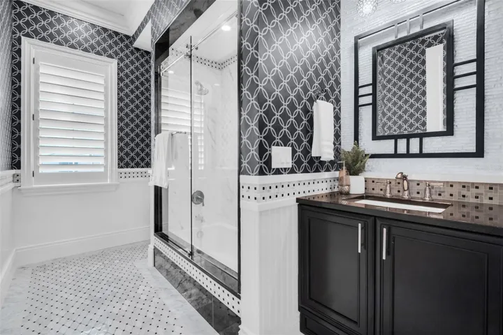 Lounge full bath