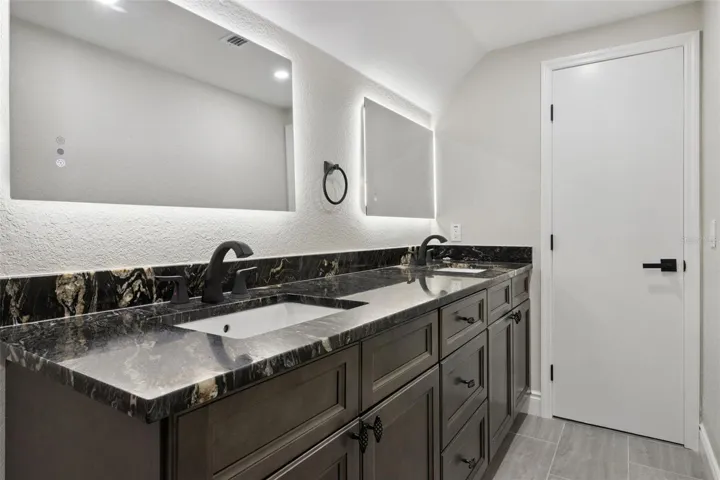 En-Suite Bathroom/ Dual Sinks