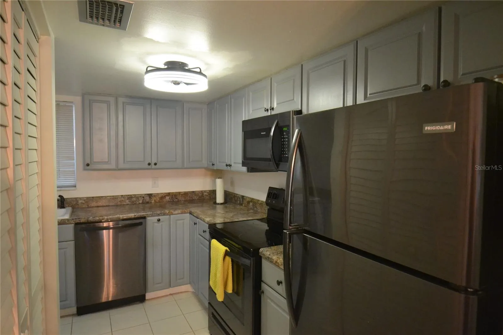 Stainless and black appliance and plenty of cupboard space
