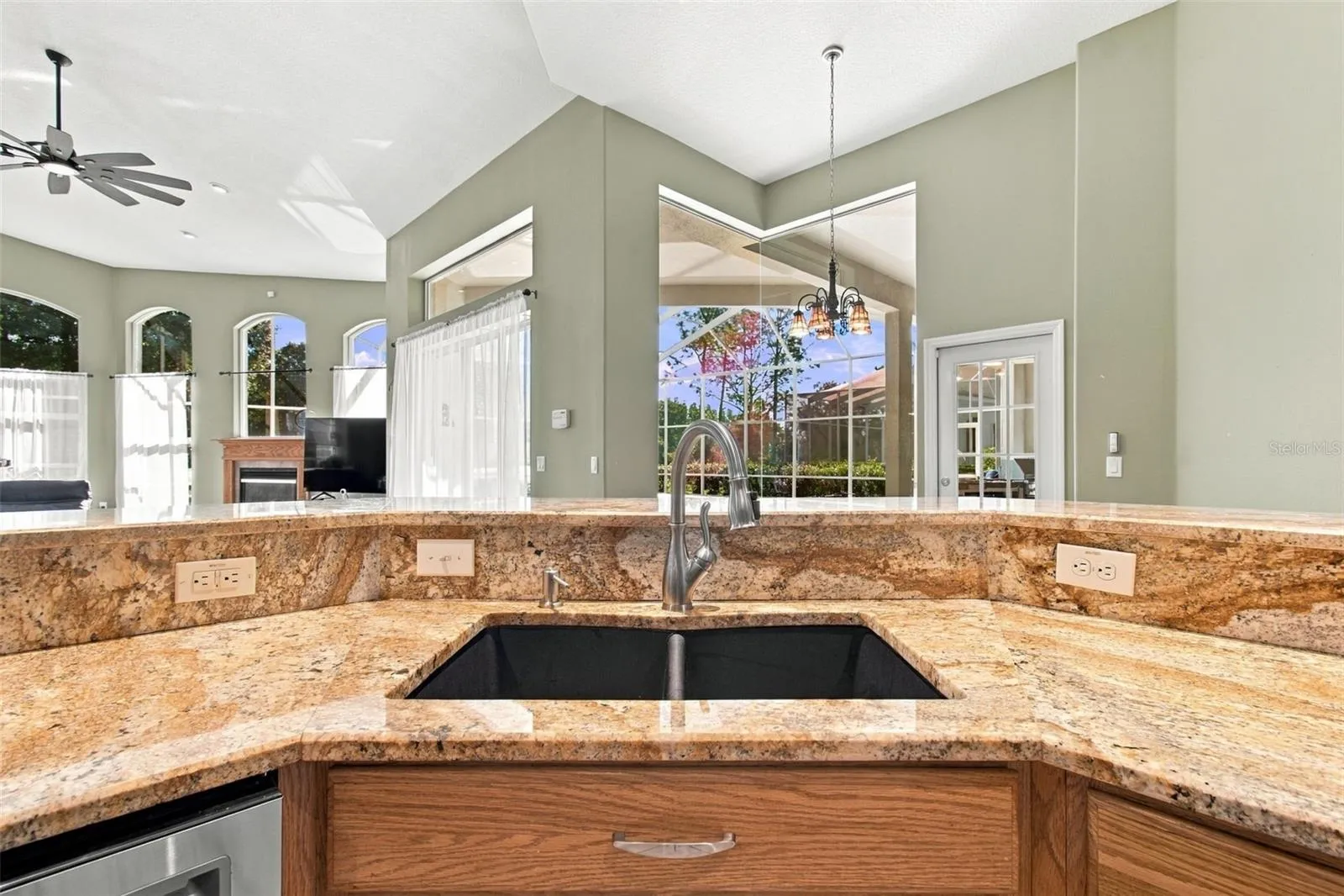 Connected Kitchen to indoors &amp; outdoors