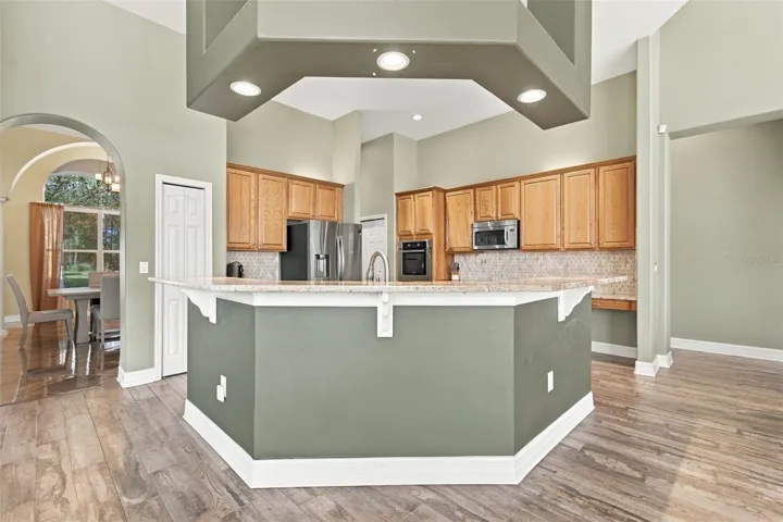 Spacious Kitchen with Double pantry &amp; Built in Oven &amp; Cooktop