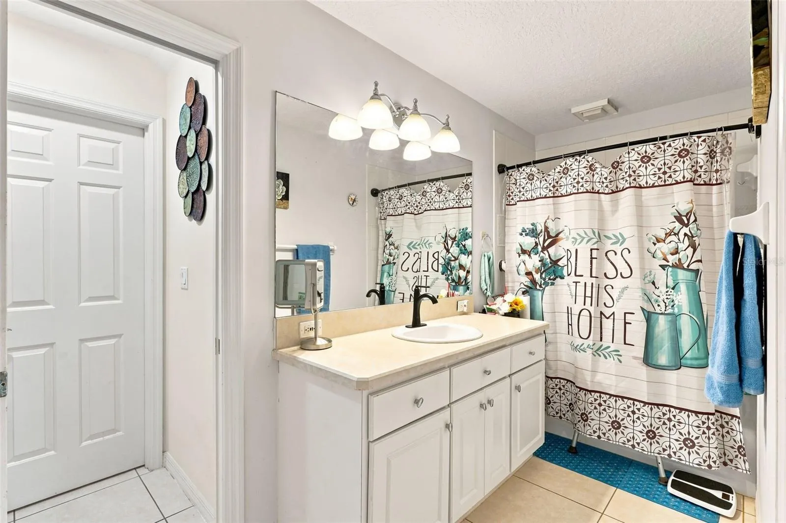 1st Floor Primary/Guest Bath