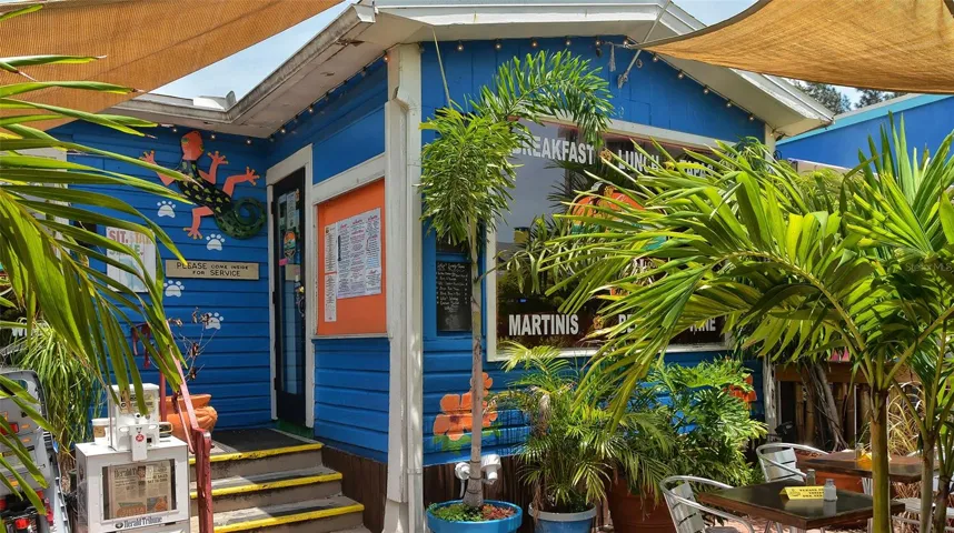 Siesta Key Village dining and entertainment are just minutes away.