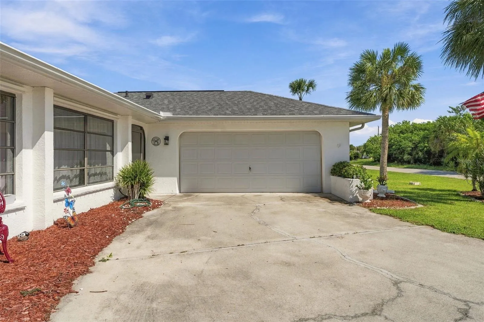 Home exterior/Garage