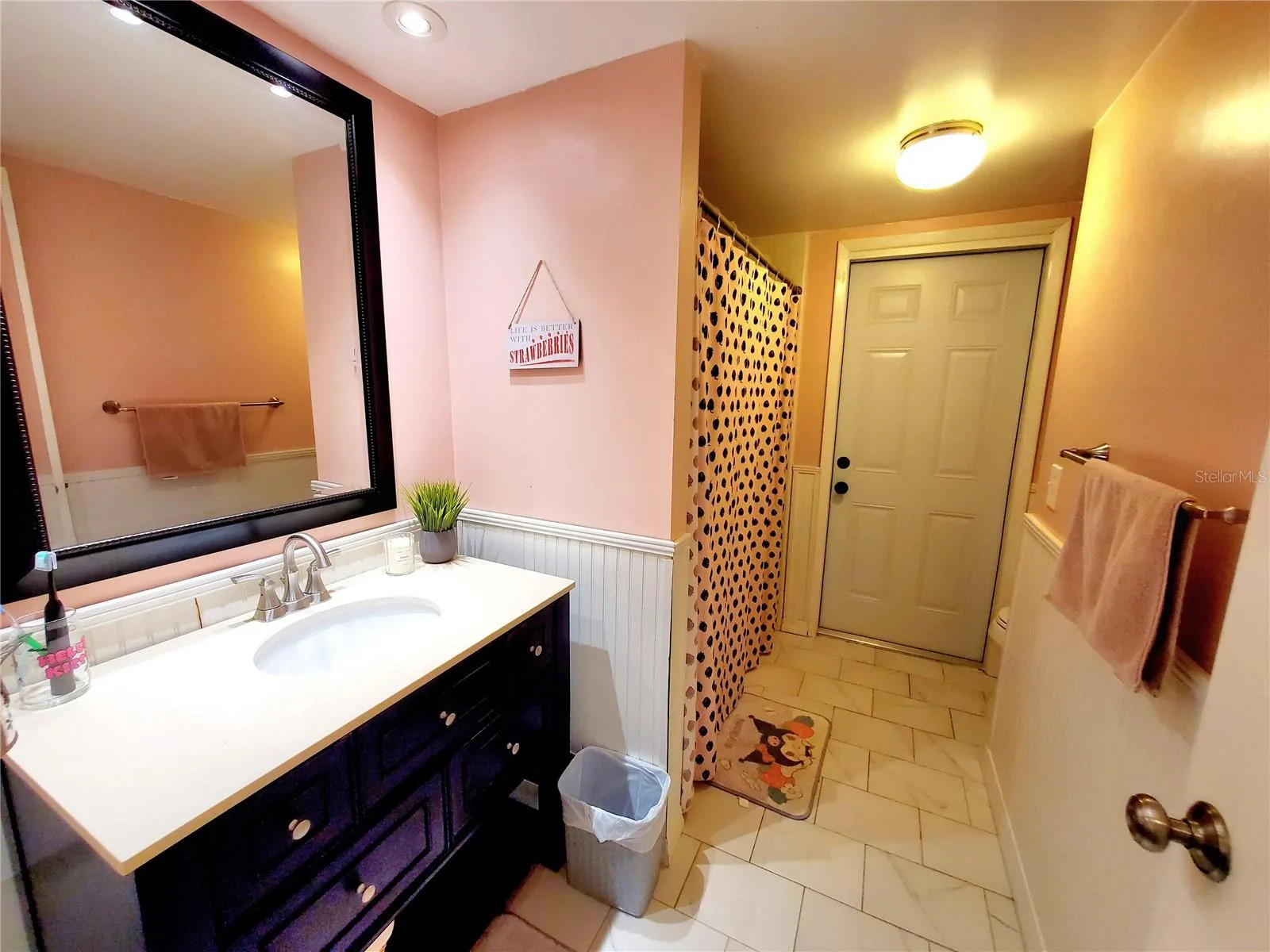 GUEST/POOL BATHROOM