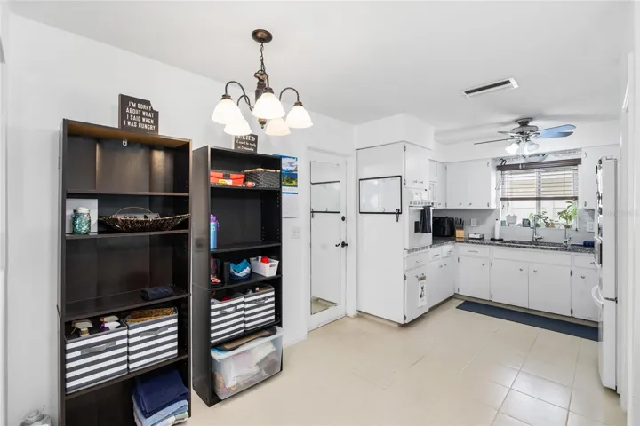 Eat-in kitchen space