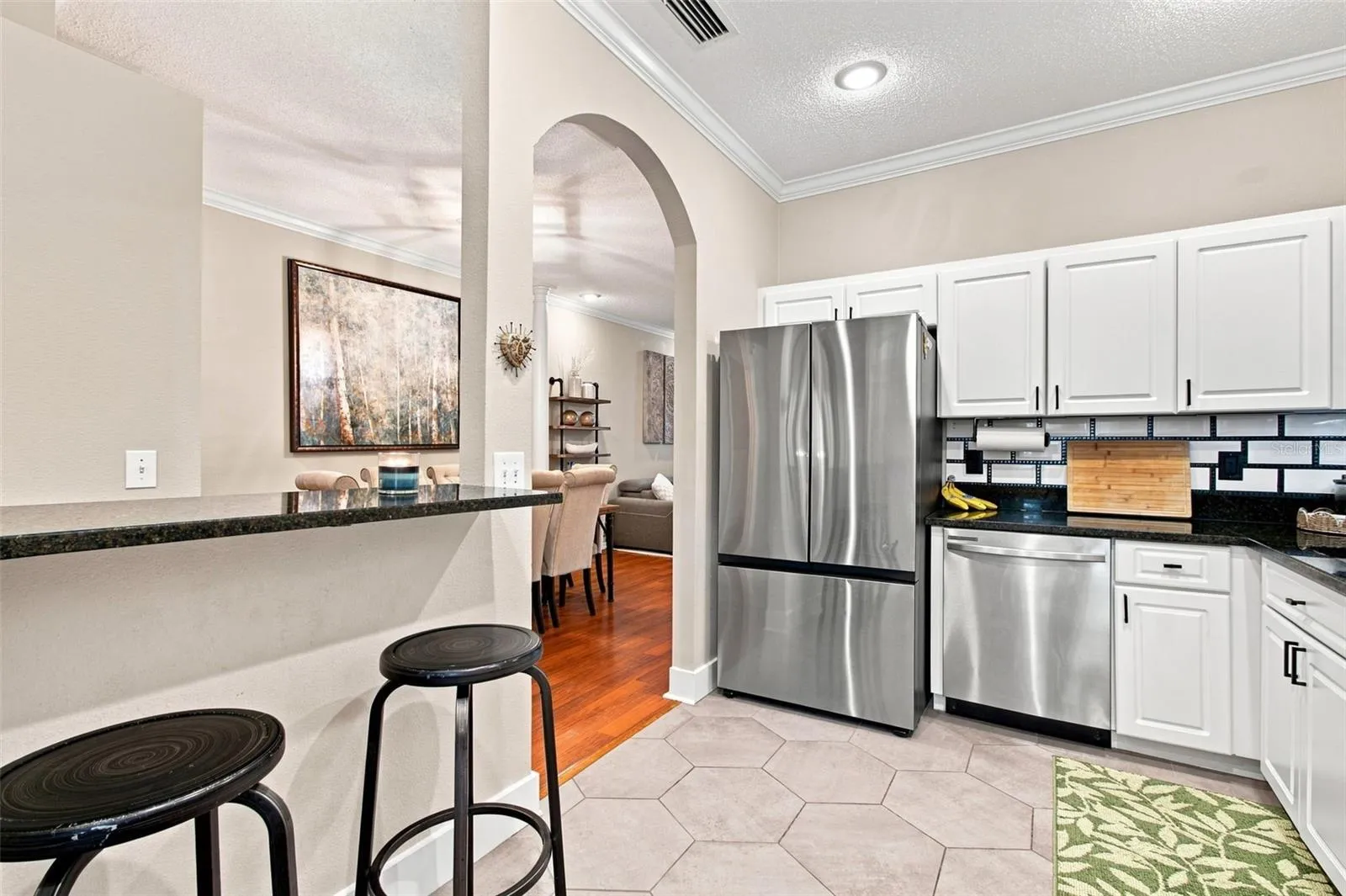 Kitchen w/Crown Moulding &amp; Hexagon Tile