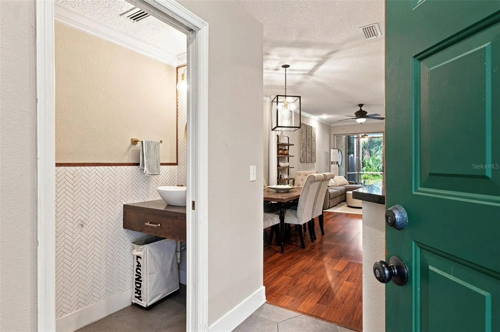 Entry &amp; 1/2 Bath