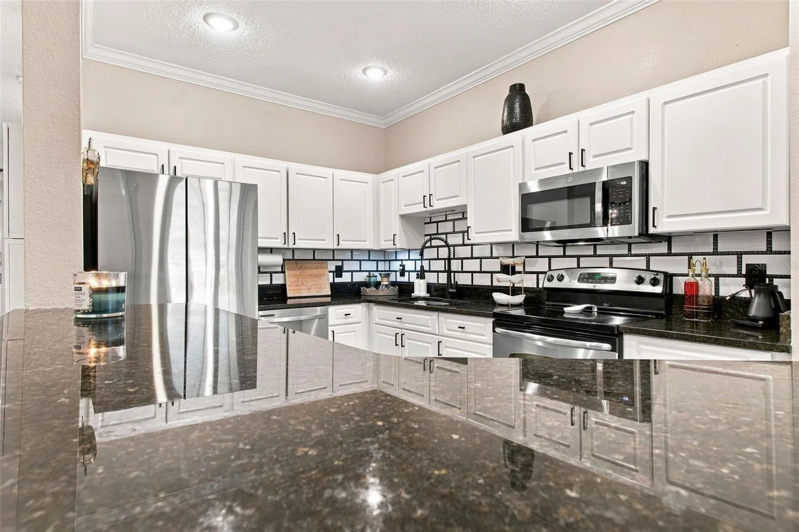 Kitchen w/Granite Countertops, Dramatic Backsplash, &amp; Crown Moulding