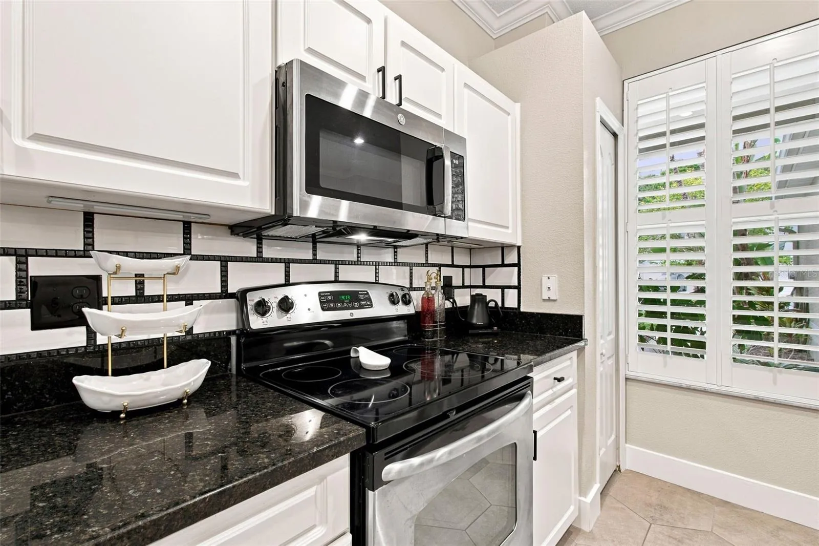 Gorgeous &amp; Bright Kitchen w/Pantry