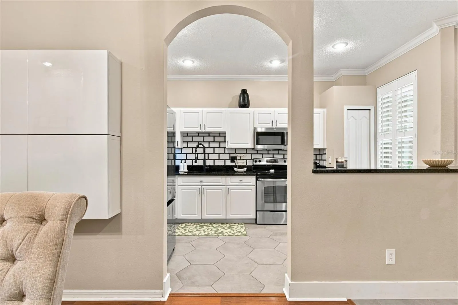 Kitchen w/passthrough and Arched Entry