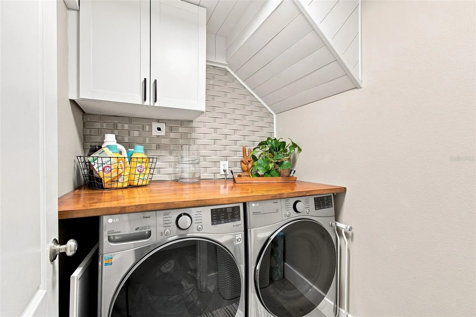 Laundry w/Backsplash &amp; Upper Cabinets
