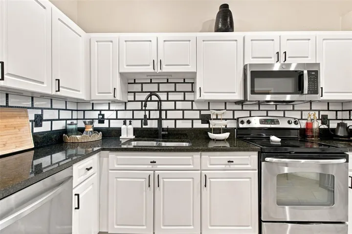 Kitchen w/Stainless Steel Appliances