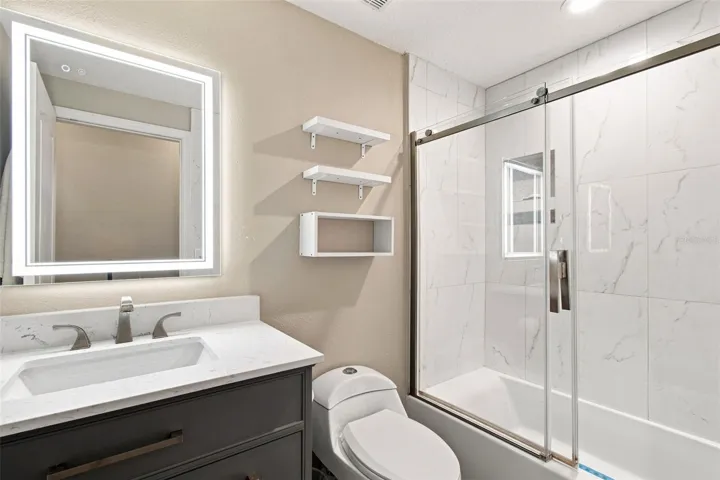 Full Guest Bathroom w/Tile to Ceiling