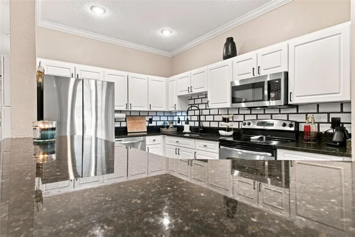 Kitchen w/Granite Countertops, Dramatic Backsplash, &amp; Crown Moulding