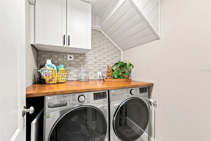 Laundry w/Backsplash &amp; Upper Cabinets