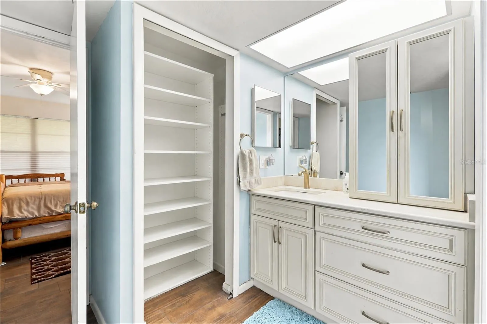 Virtually altered for decluttered closet