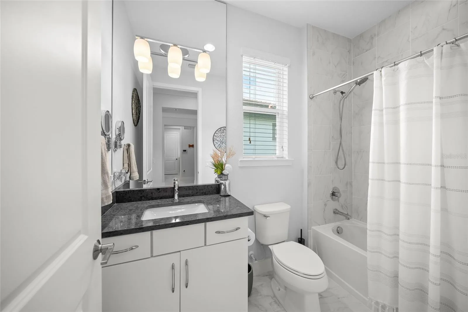 Guest Bath with tub