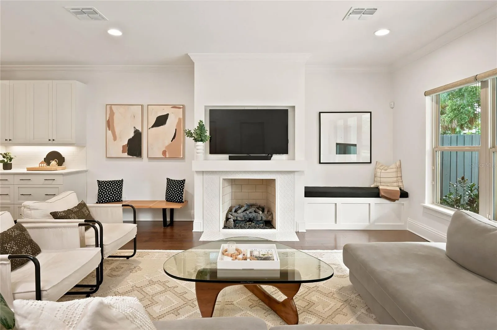 Gas fireplace &amp; built in bench seating make for cozy evenings