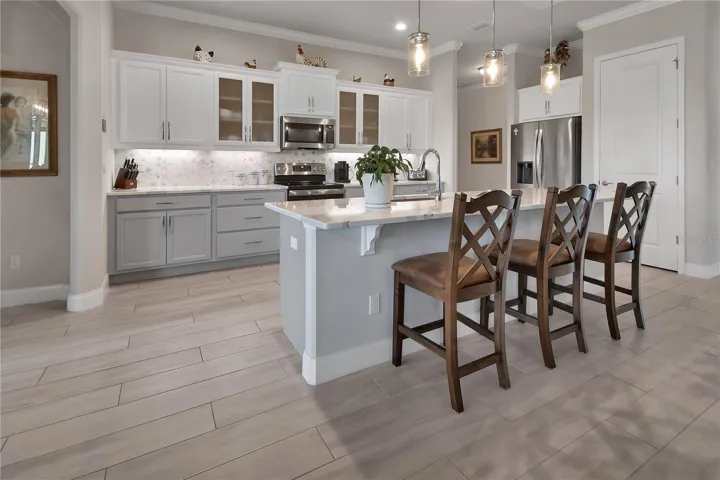 Casual dining and kitchen