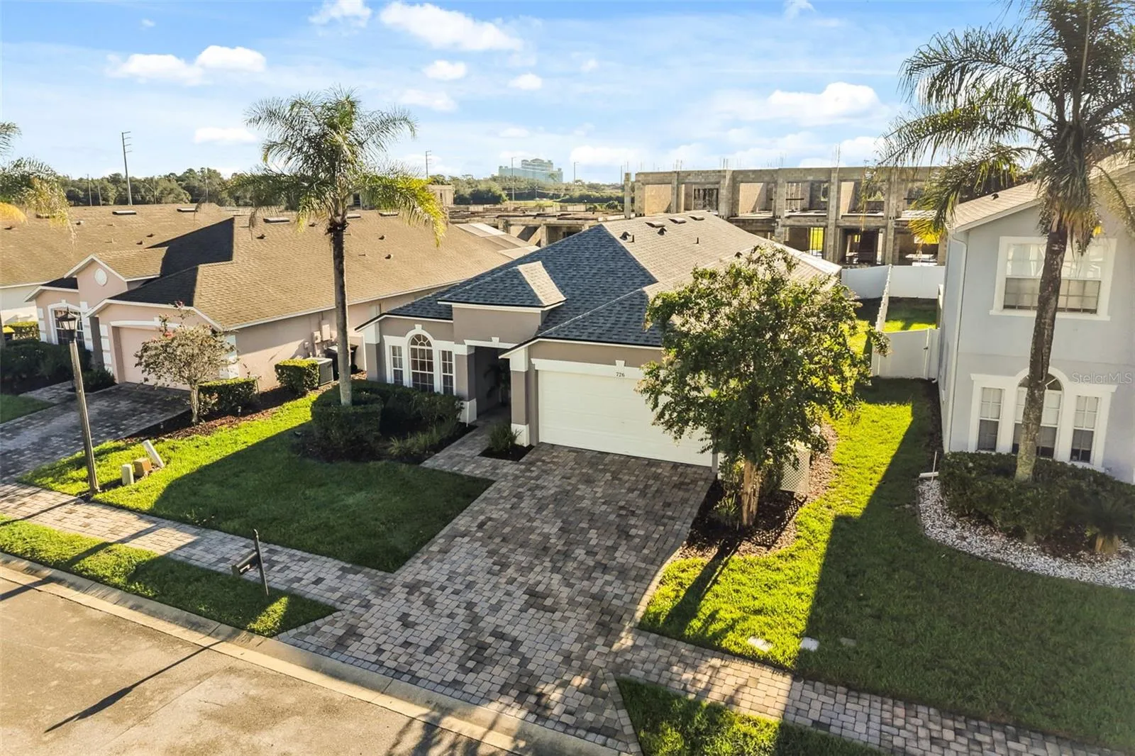 DRIVEWAY WITH PAVERS