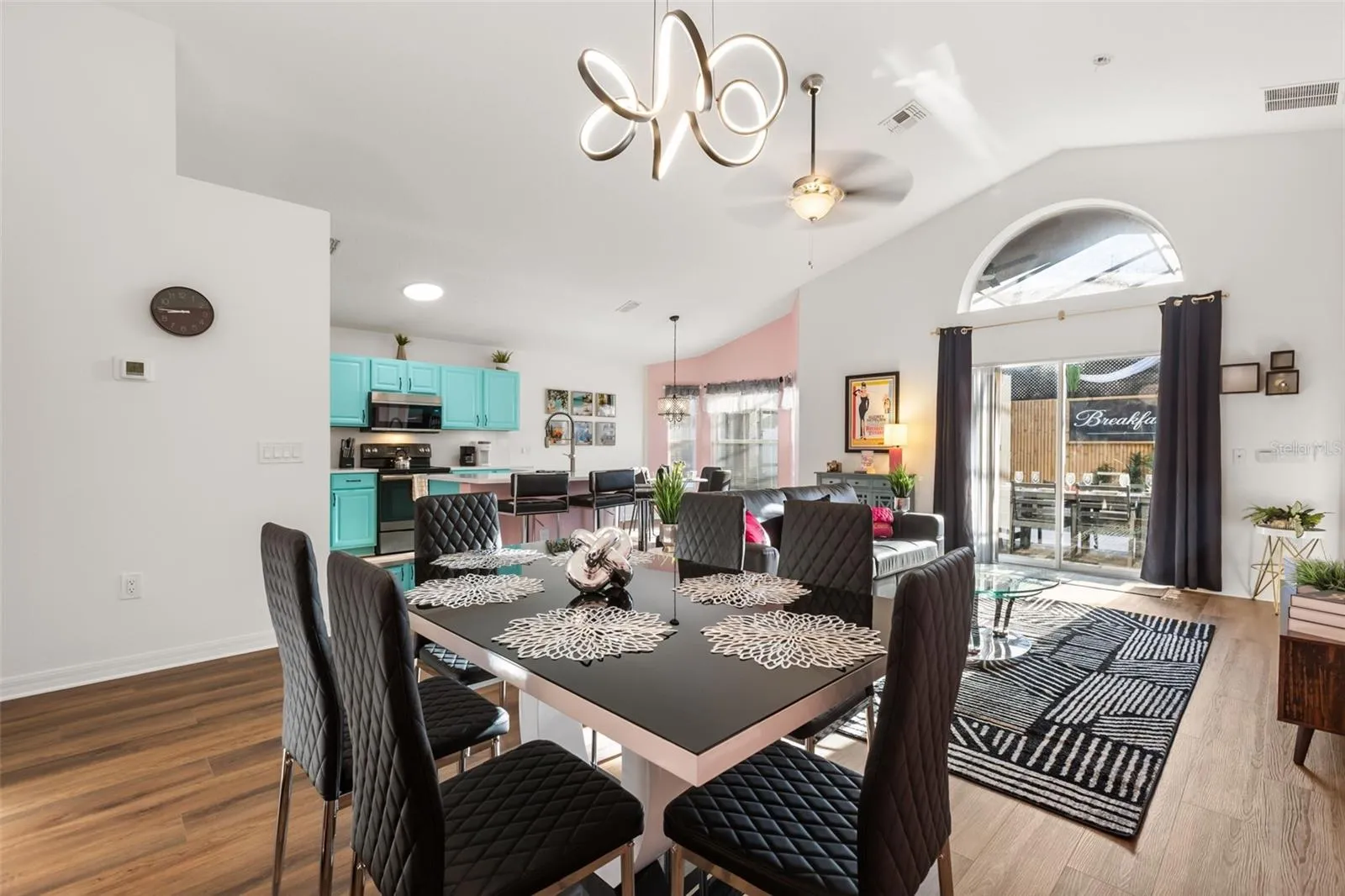 OPEN LIVING ROOM EASY ACCESS TO THE FOOD