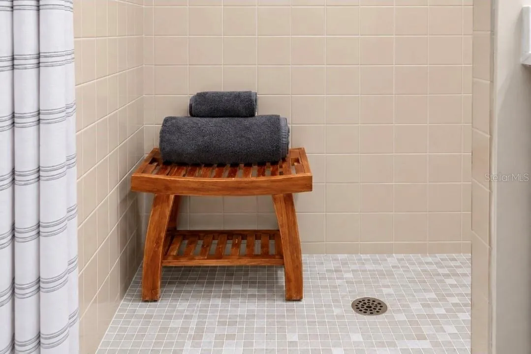 Mr and Mrs Clean Live here. No dirt or stains anywhere.