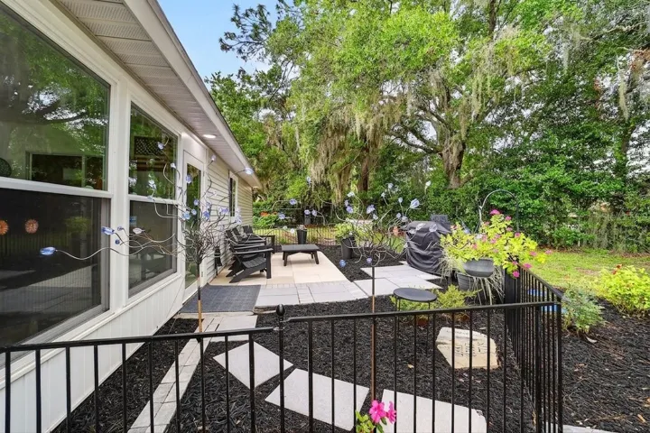 Pet friendly yard,home and community. GO SEE THE DOG PARK