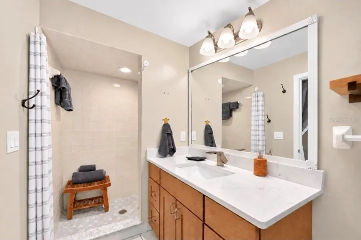 Ergo height vanity, modern faucet and QUARTZ
