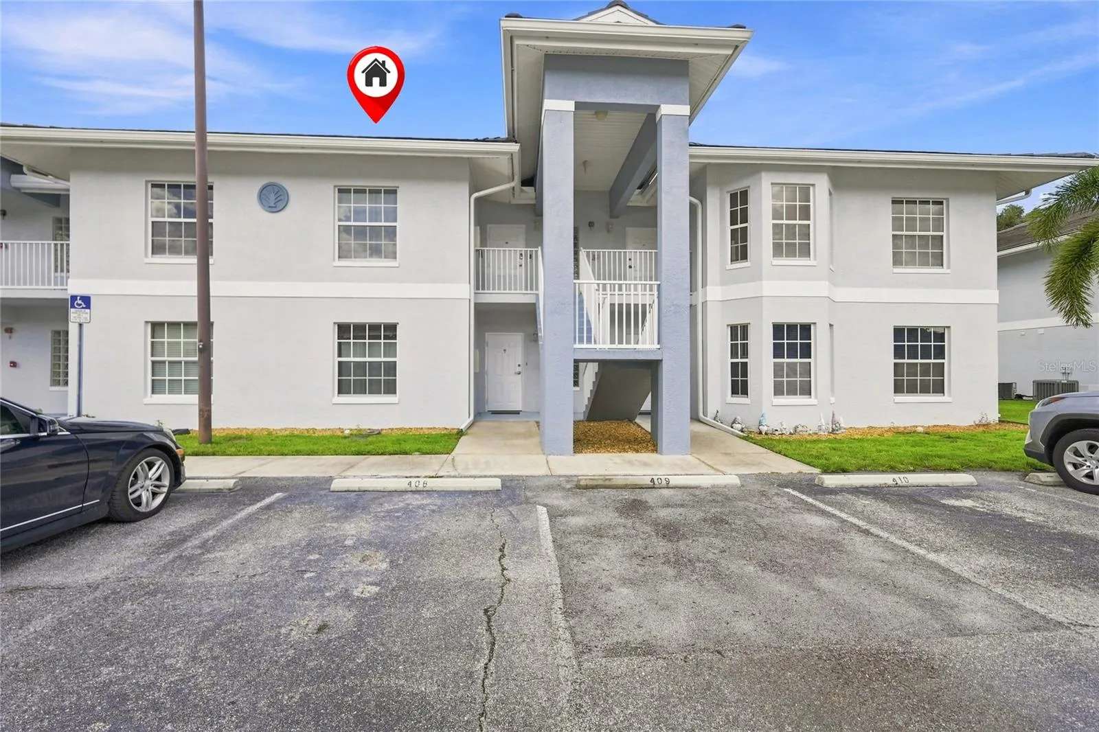 Unit on 2nd floor with assigned parking at front sidewalk