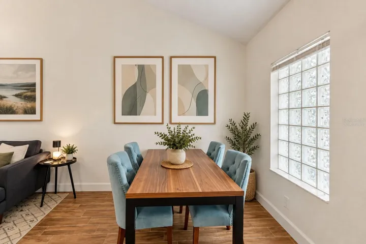 Bright and spacious Dining area (virtually staged)