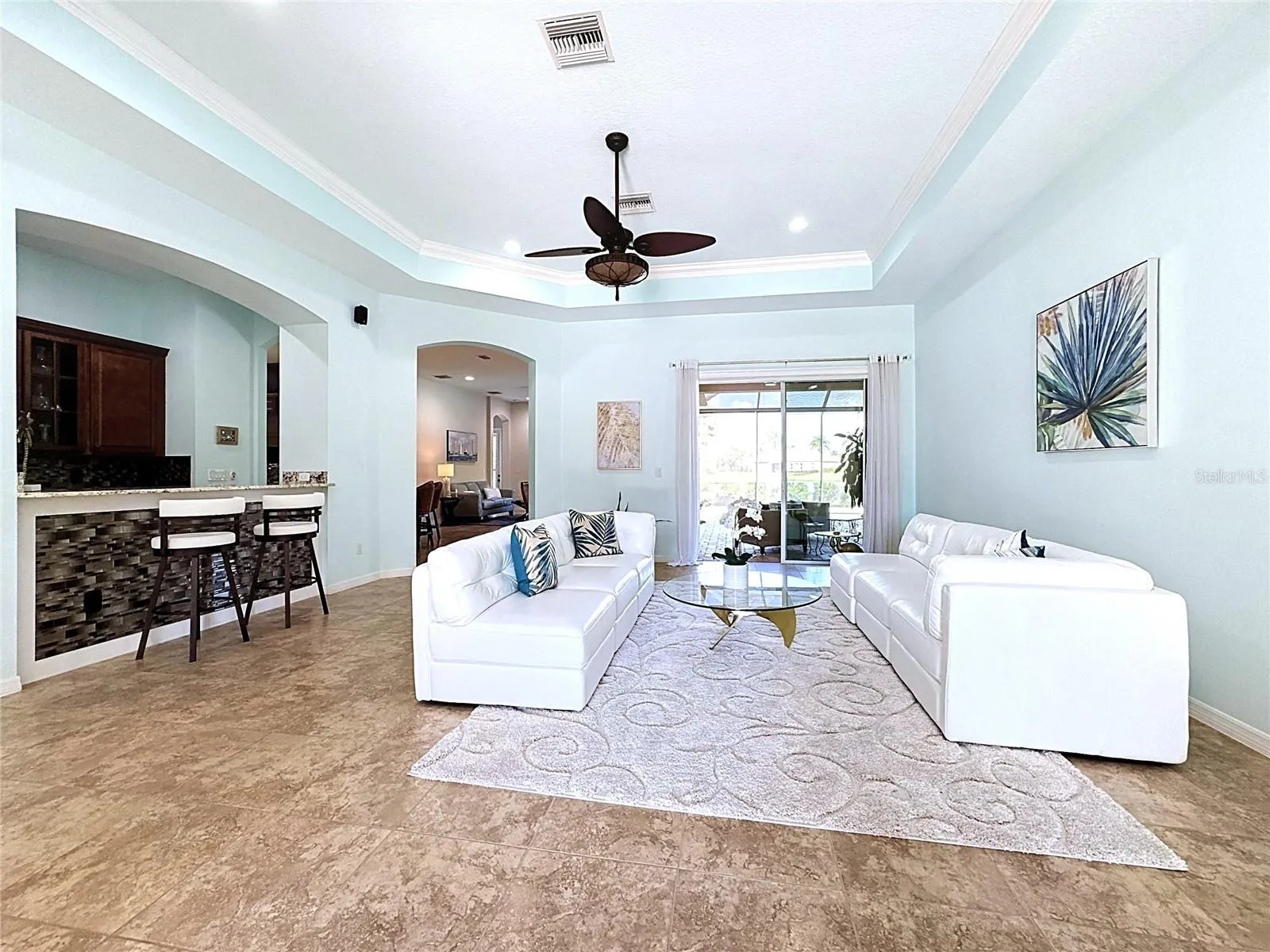 Living Rm w/ Butlers wet Bar