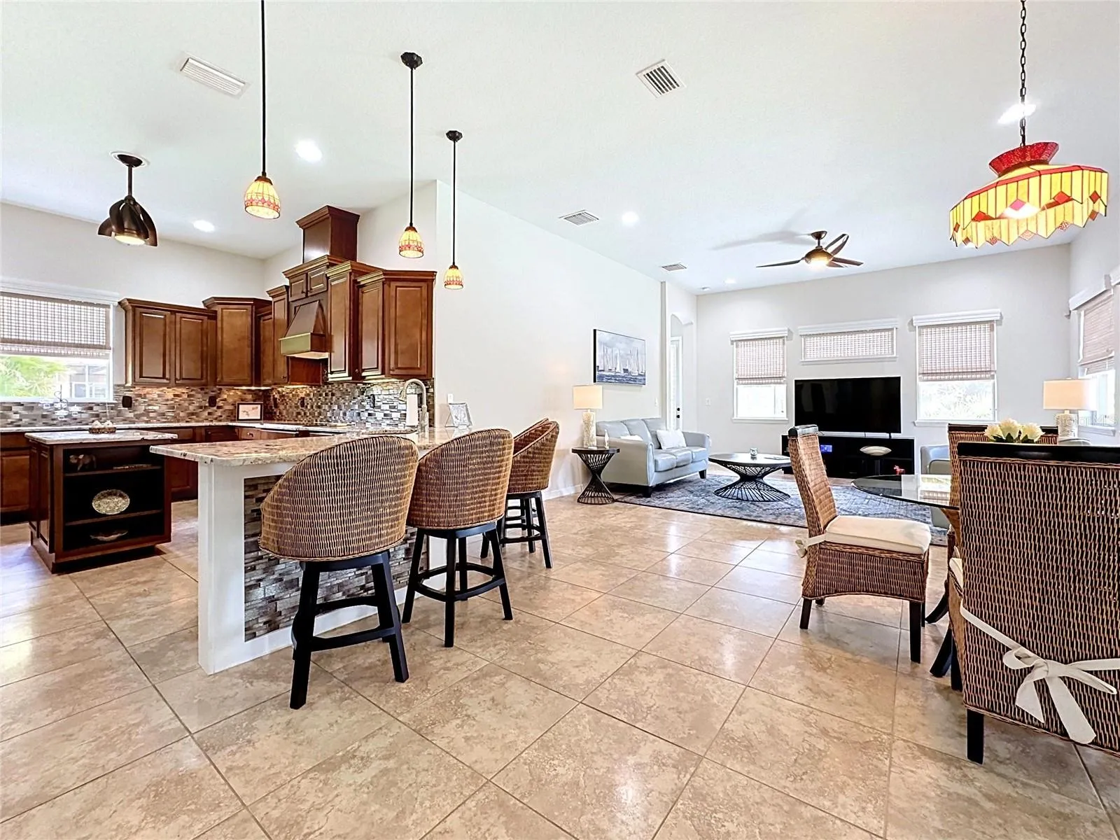 Chef's kitchen w/ great Family Rm.
