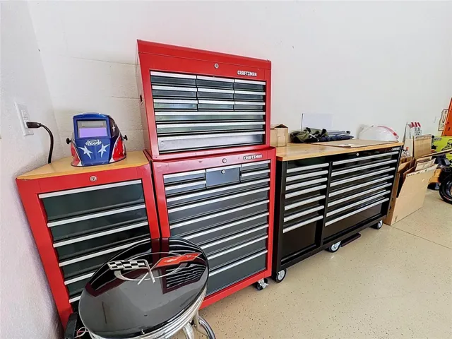Calling all Car lovers!!  Perfect garage to work in