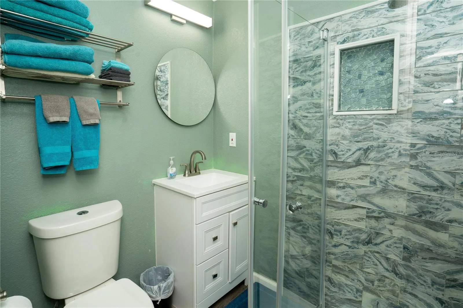 Unit 7 cottage - bathroom with tiled shower
