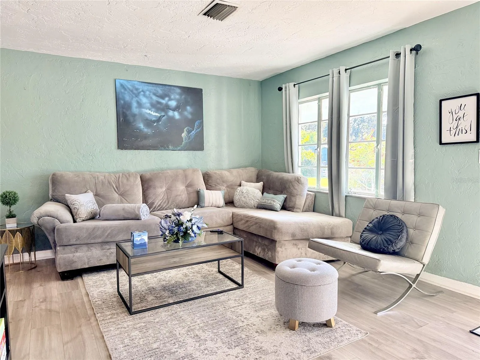 5025 Unit 2 - living room