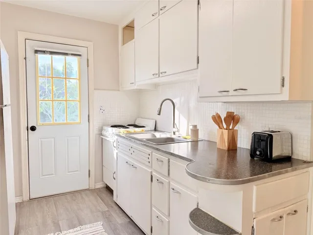 5027 Unit 4 - kitchen