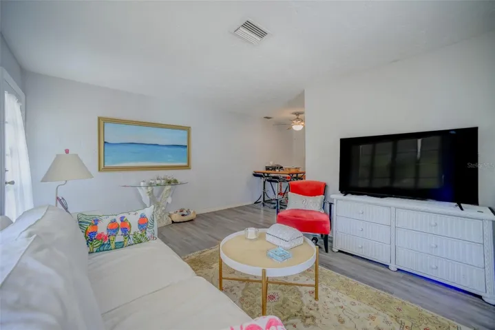 5027 Unit 3 - living room