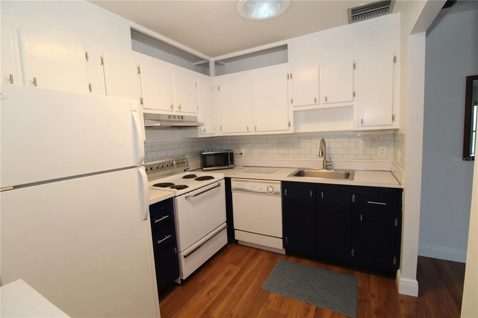 Bright kitchen, dishwasher included.