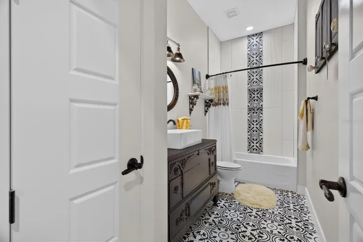 Main bathroom for guests and 3rd bedroom