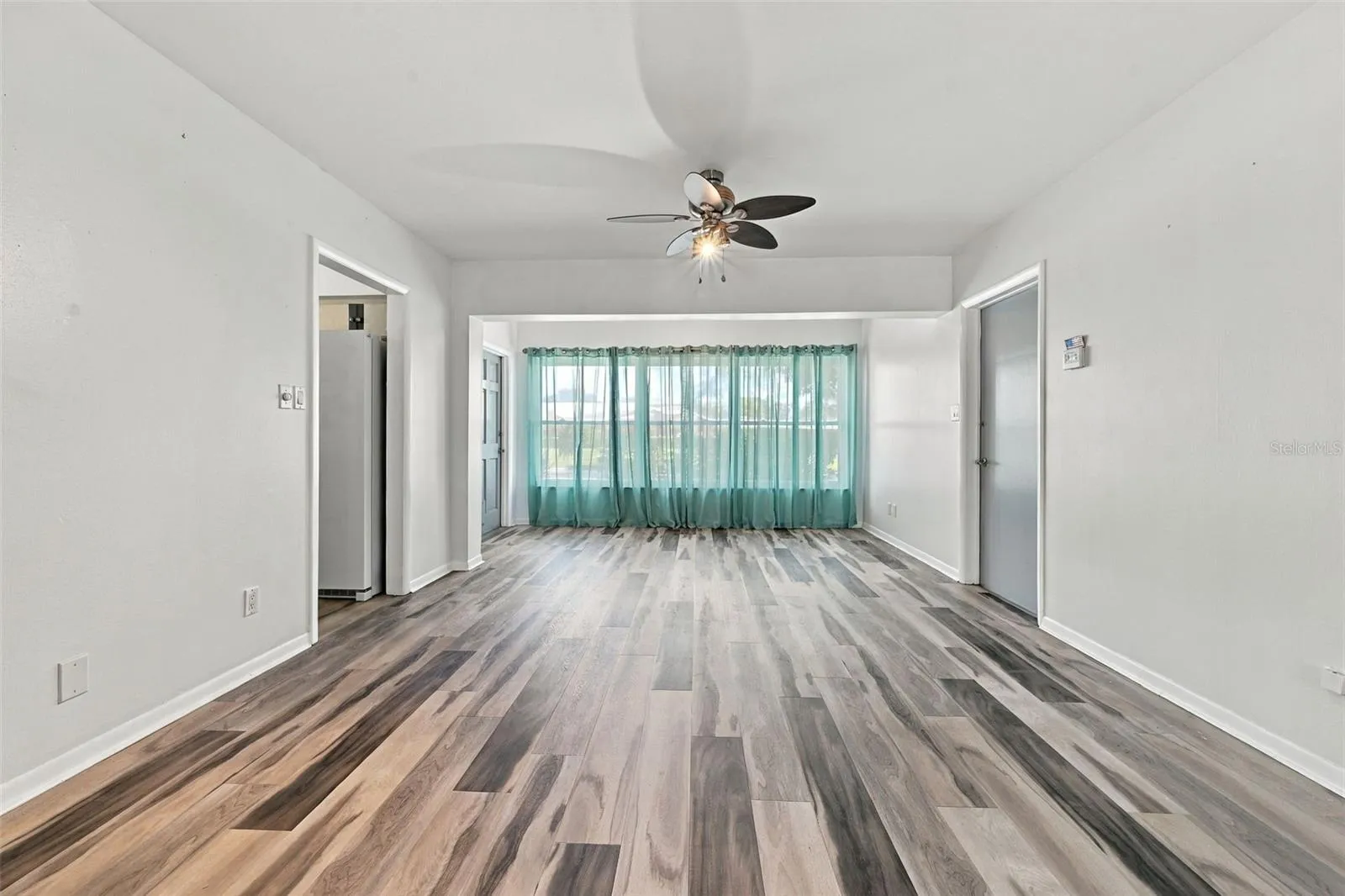 Spacious Living Room & Dining Room Area